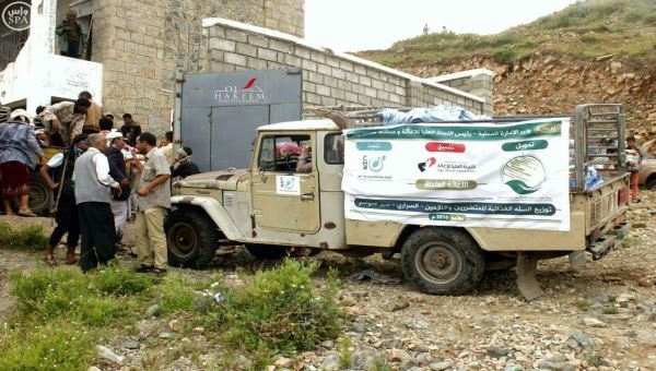 وصول مساعدات اغاثية لقرية الصراري في تعز مقدمة من مركز الملك سلمان