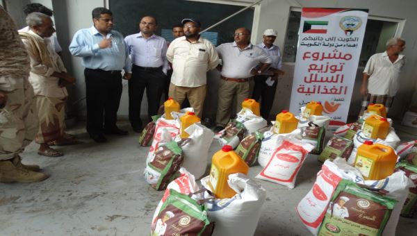 عدن .. توزيع سلة غذائية مقدمة من الكويت لعمال حقول المياه