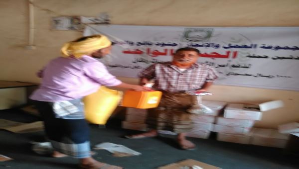 مجموعة الانجاز والعمل "جنود يافع والوطن" توزع سلل غذائية لشهداء ردفان