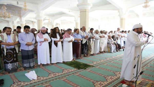 دولة رئيس الوزراء يؤدي صلاة الجمعة في جامع بعدن وخطيبها يدعو الى ضرورة توطيد أواصر المجتمع وإعادة اللحمة الاجتماعية