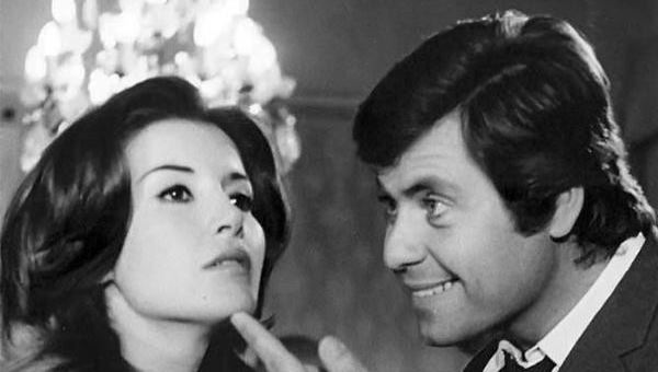 مصريون يقارنون بين زيجات فنانيهم وغراميات براد بيت