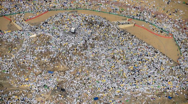 صور جوية.. جبل عرفة في #مكة يكتسي حلة بيضاء